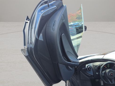 Used 2018 McLaren 570S Spider RWD image 19