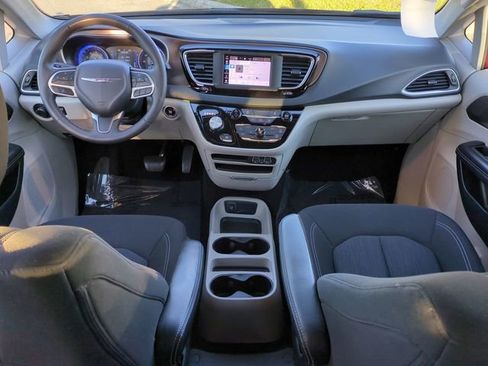 Used 2023 Chrysler Voyager LX image 14