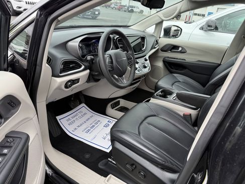 Used 2023 Chrysler Pacifica Touring-L FWD image 10