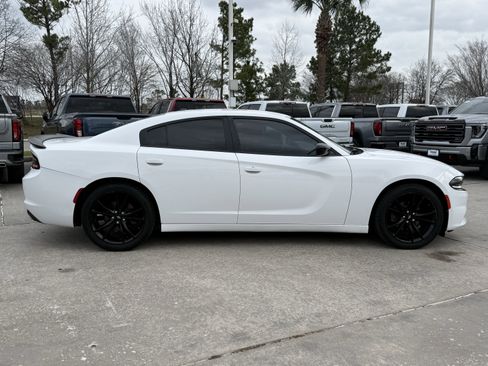 Used 2018 Dodge Charger SXT w/ Blacktop Package image 3