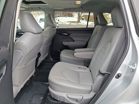 Used 2021 Toyota Highlander XLE image 10