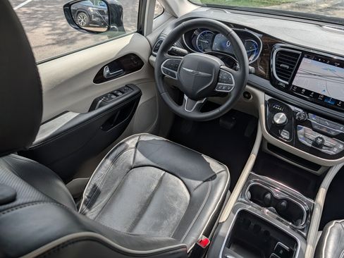 Used 2023 Chrysler Pacifica Limited FWD image 9