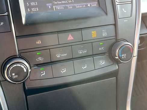 Used 2016 Toyota Camry SE image 15