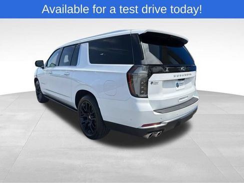 Used 2025 Chevrolet Suburban High Country AWD/4WD image 3