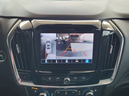 Used 2022 Chevrolet Traverse Premier FWD image 8