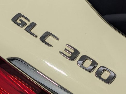 Used 2019 Mercedes-Benz GLC 300 4MATIC image 16