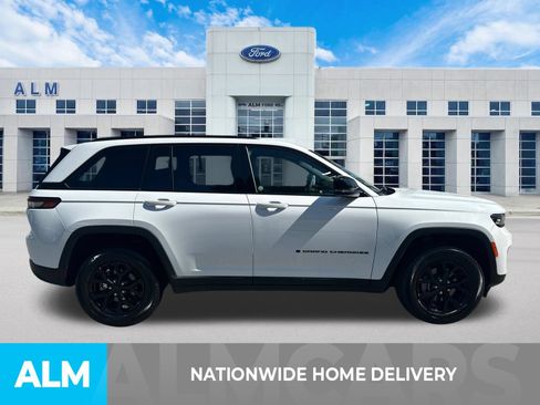 Used 2025 Jeep Grand Cherokee Altitude AWD/4WD image 4