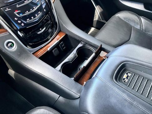 Used 2020 Cadillac Escalade Premium Luxury RWD image 16