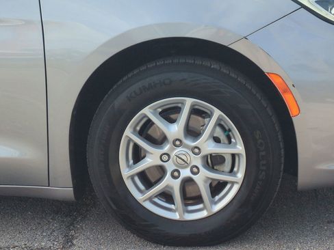 Certified 2021 Chrysler Pacifica Touring-L image 10