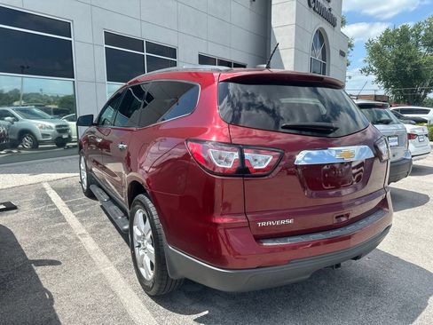 Used 2017 Chevrolet Traverse LT w/ Style and Technology Package FWD image 4
