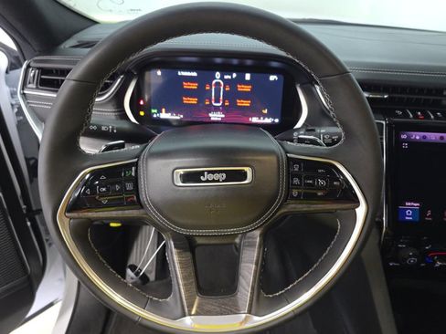 Used 2025 Jeep Grand Cherokee L Overland w/ Luxury Tech Group IV AWD/4WD image 11