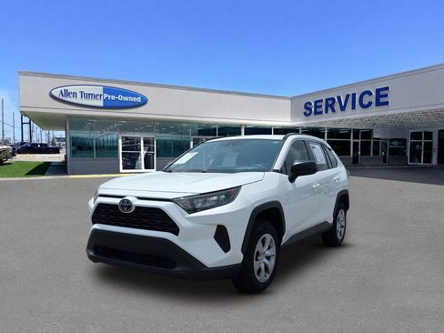 Used 2021 Toyota RAV4 LE FWD image 4