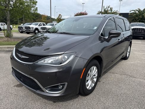 Used 2019 Chrysler Pacifica Touring Plus w/ Advanced Safetytec Group FWD image 3