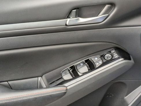 Used 2024 Nissan Altima 2.5 SR w/ SR Premium Package image 10