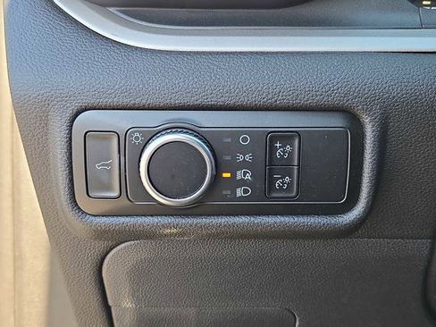 Used 2024 Ford Explorer XLT image 19