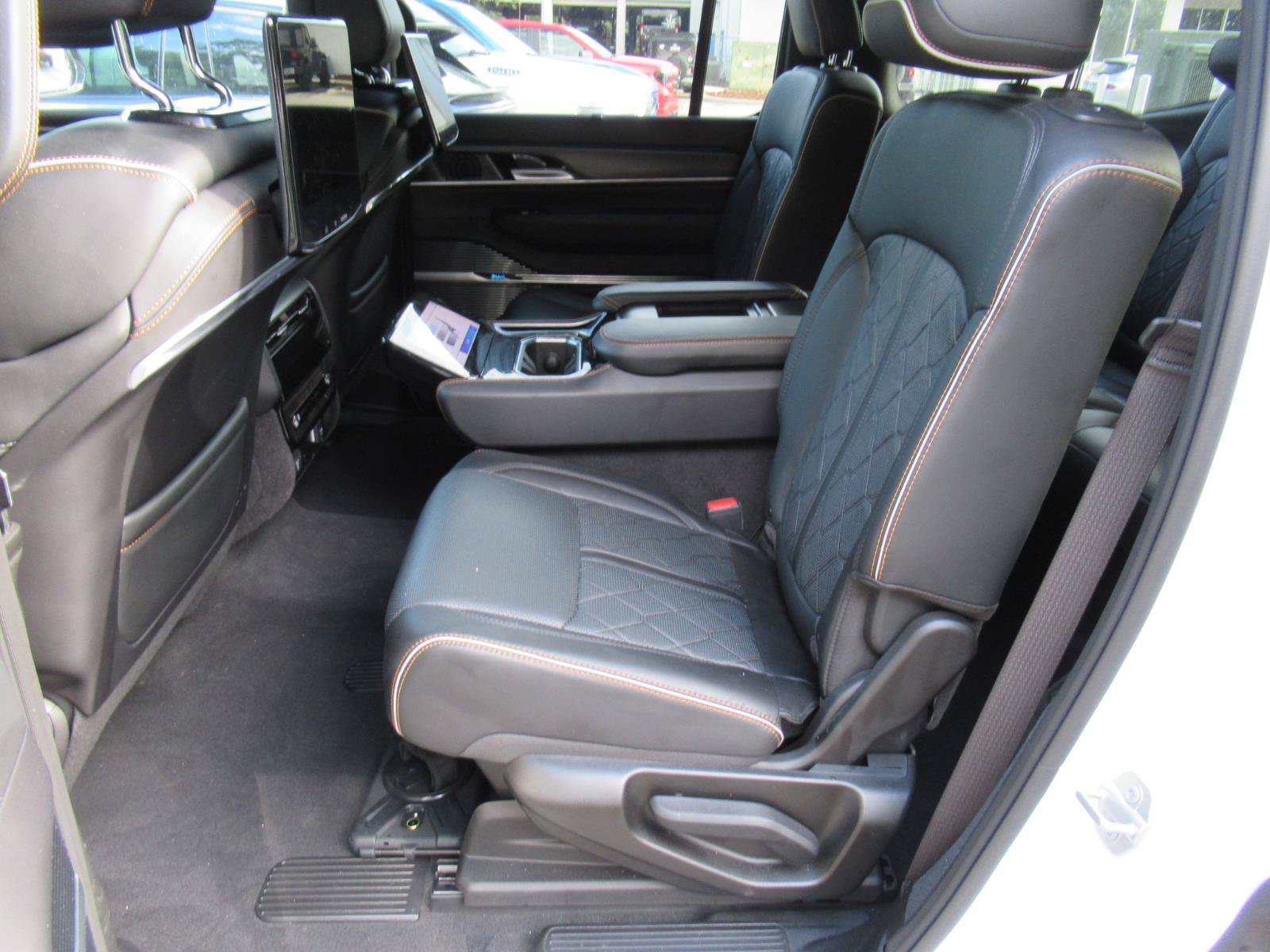 Used 2025 Jeep Grand Wagoneer Series III w/ Rear Seat Video Group 1 AWD/4WD image 38
