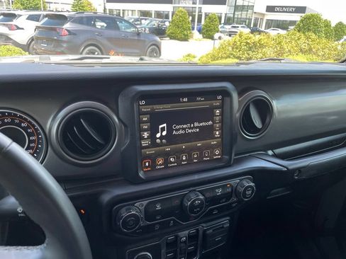 Used 2023 Jeep Gladiator Sport AWD/4WD image 16