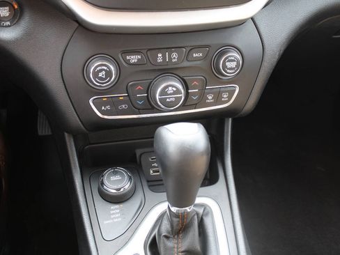 Used 2017 Jeep Cherokee Limited AWD/4WD image 13