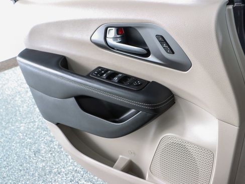 Used 2023 Chrysler Pacifica Touring-L FWD image 21