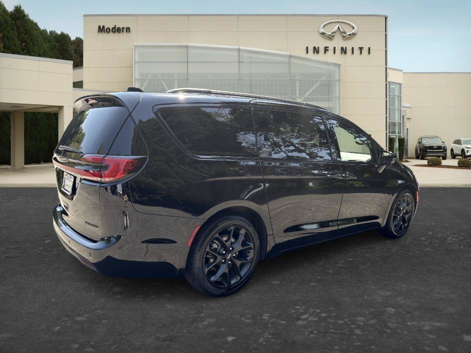 Used 2025 Chrysler Pacifica Limited FWD image 14