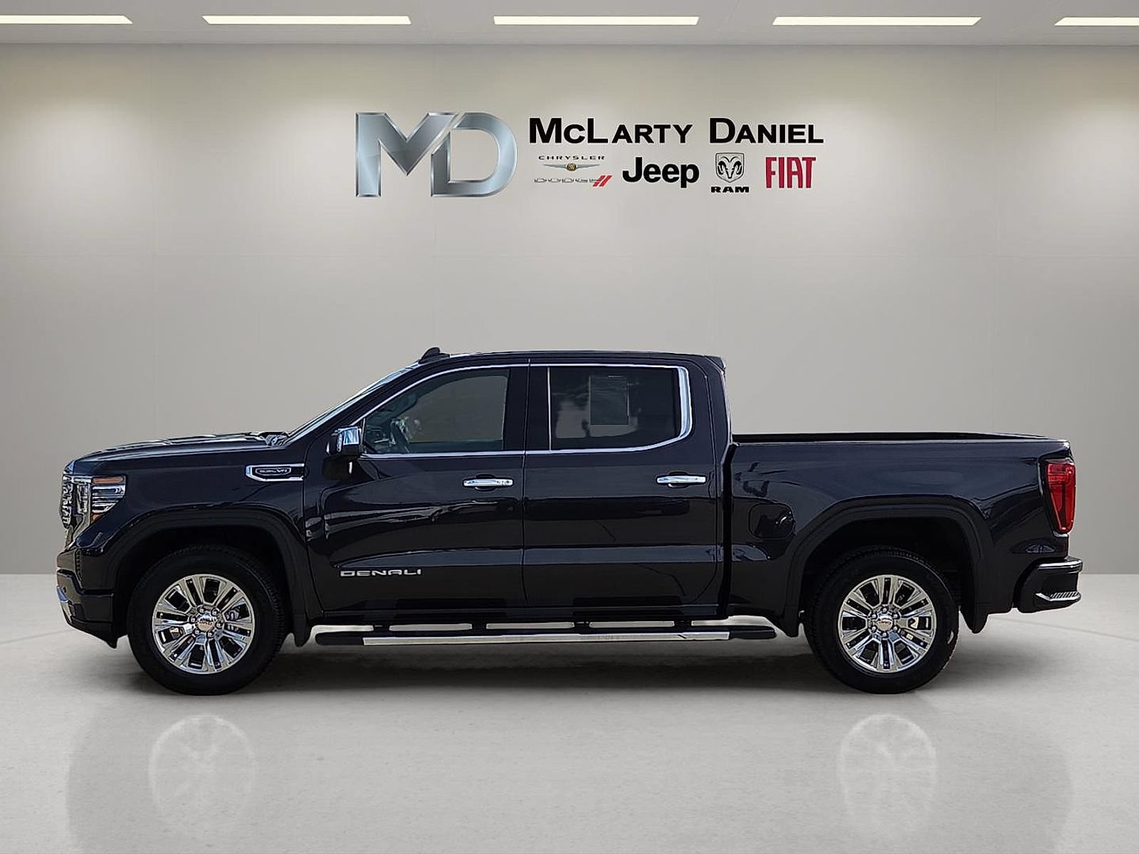 Used 2025 GMC Sierra 1500 Denali w/ Technology Package AWD/4WD image 3