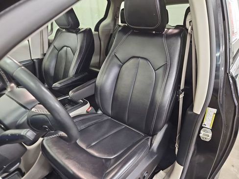 Used 2023 Chrysler Pacifica Touring-L image 33