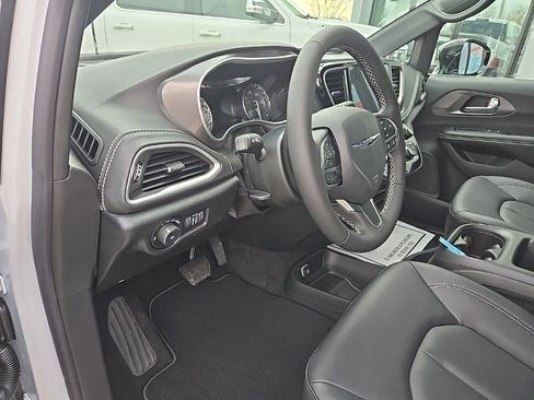 New 2026 Chrysler Pacifica Select image 36