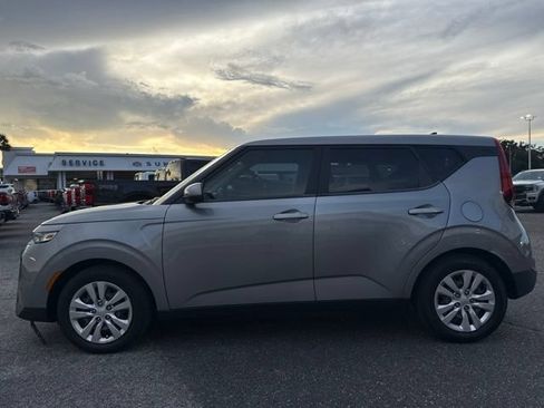 Used 2022 Kia Soul LX FWD image 2