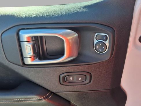 Used 2025 Jeep Wrangler Unlimited Sahara AWD/4WD image 16