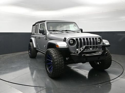 Used 2019 Jeep Wrangler Unlimited Sahara AWD/4WD image 5