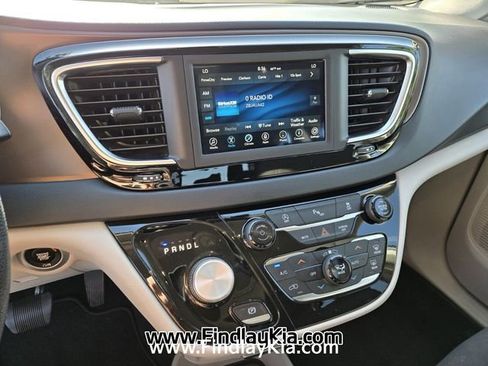Used 2019 Chrysler Pacifica Touring Plus w/ Tire & Wheel Group FWD image 25