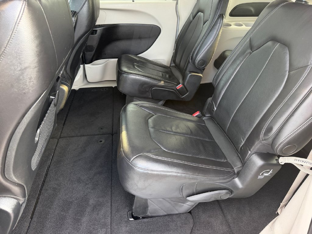 Used 2022 Chrysler Pacifica Touring-L FWD image 14