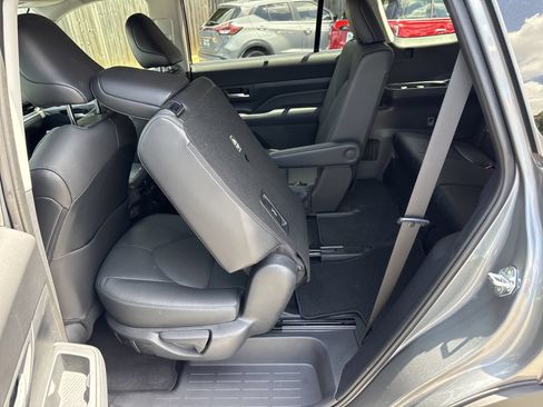 Used 2025 Toyota Grand Highlander FWD image 11