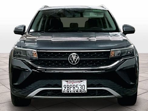 Used 2022 Volkswagen Taos SE w/ Panoramic Sunroof Package image 3