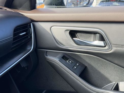 Used 2022 Nissan Rogue Platinum w/ Head-Up Display Package image 38