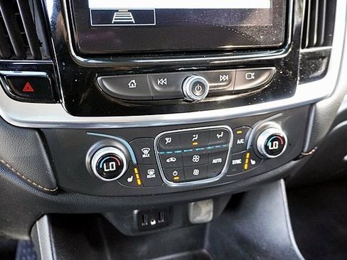 Used 2021 Chevrolet Traverse LT image 25