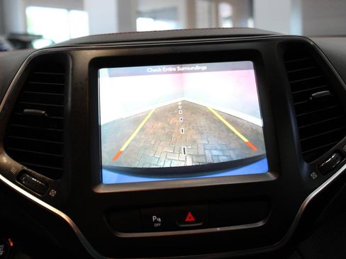 Used 2019 Jeep Cherokee Trailhawk w/ Cold Weather Group AWD/4WD image 19