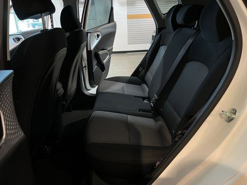 Used 2025 Kia Soul LX w/ LX Technology Package FWD image 24