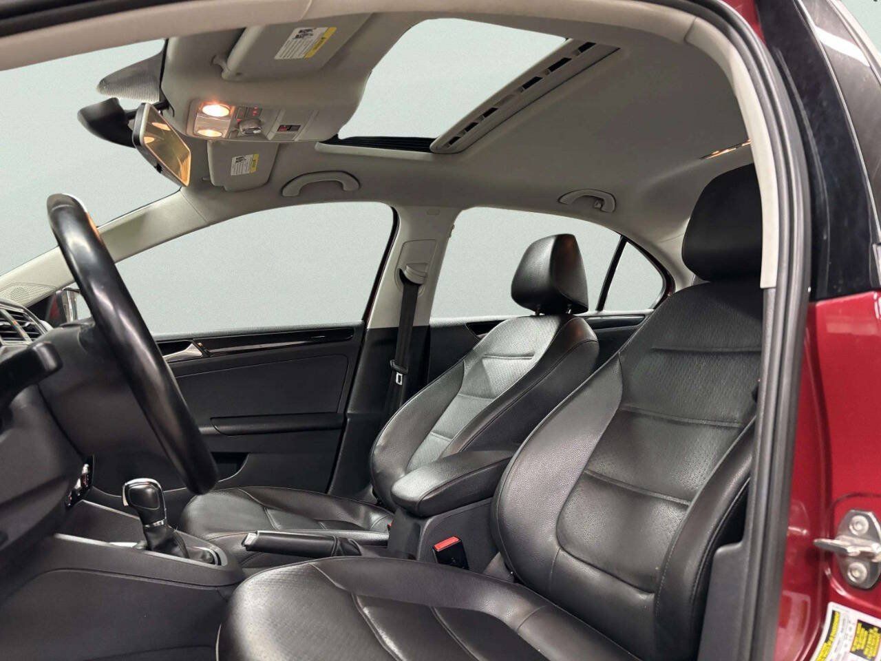 Used 2016 Volkswagen Jetta SEL FWD image 16