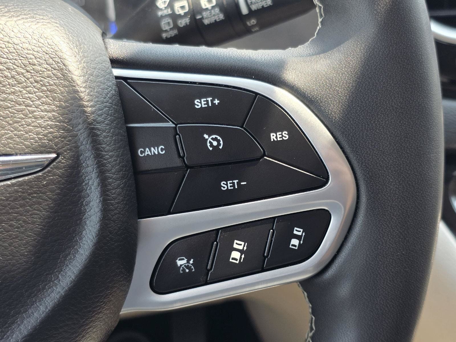 Used 2022 Chrysler Pacifica Touring-L FWD image 11