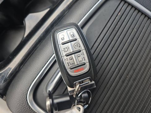 Used 2022 Chrysler Pacifica Limited image 29