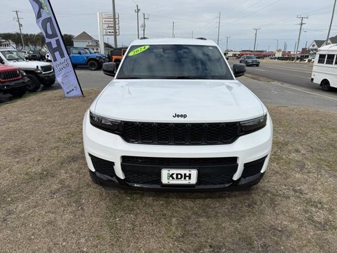 Used 2024 Jeep Grand Cherokee L Laredo image 2