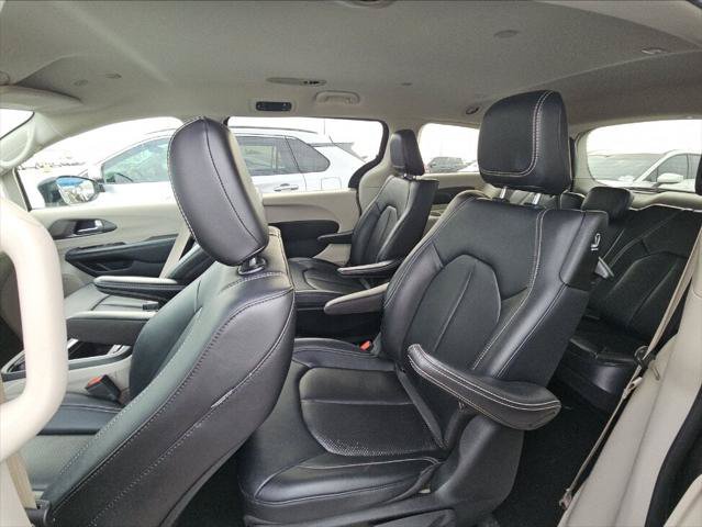 Used 2024 Chrysler Pacifica Limited FWD image 17