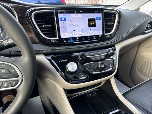 Used 2024 Chrysler Pacifica Limited image 17