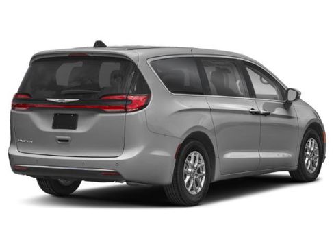 Used 2023 Chrysler Pacifica Touring-L FWD image 2