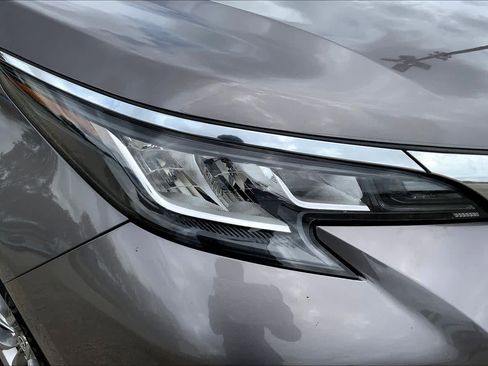 Used 2021 Toyota Sienna XLE image 27