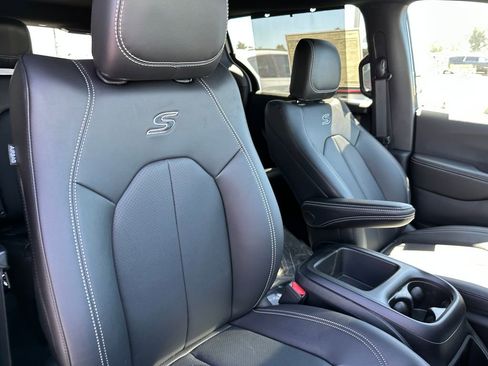 New 2026 Chrysler Pacifica Select image 17