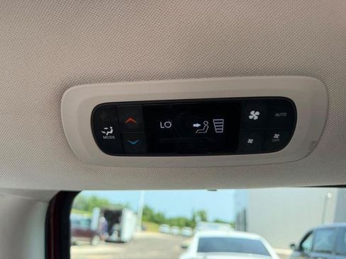 Used 2023 Chrysler Pacifica Touring-L FWD image 12