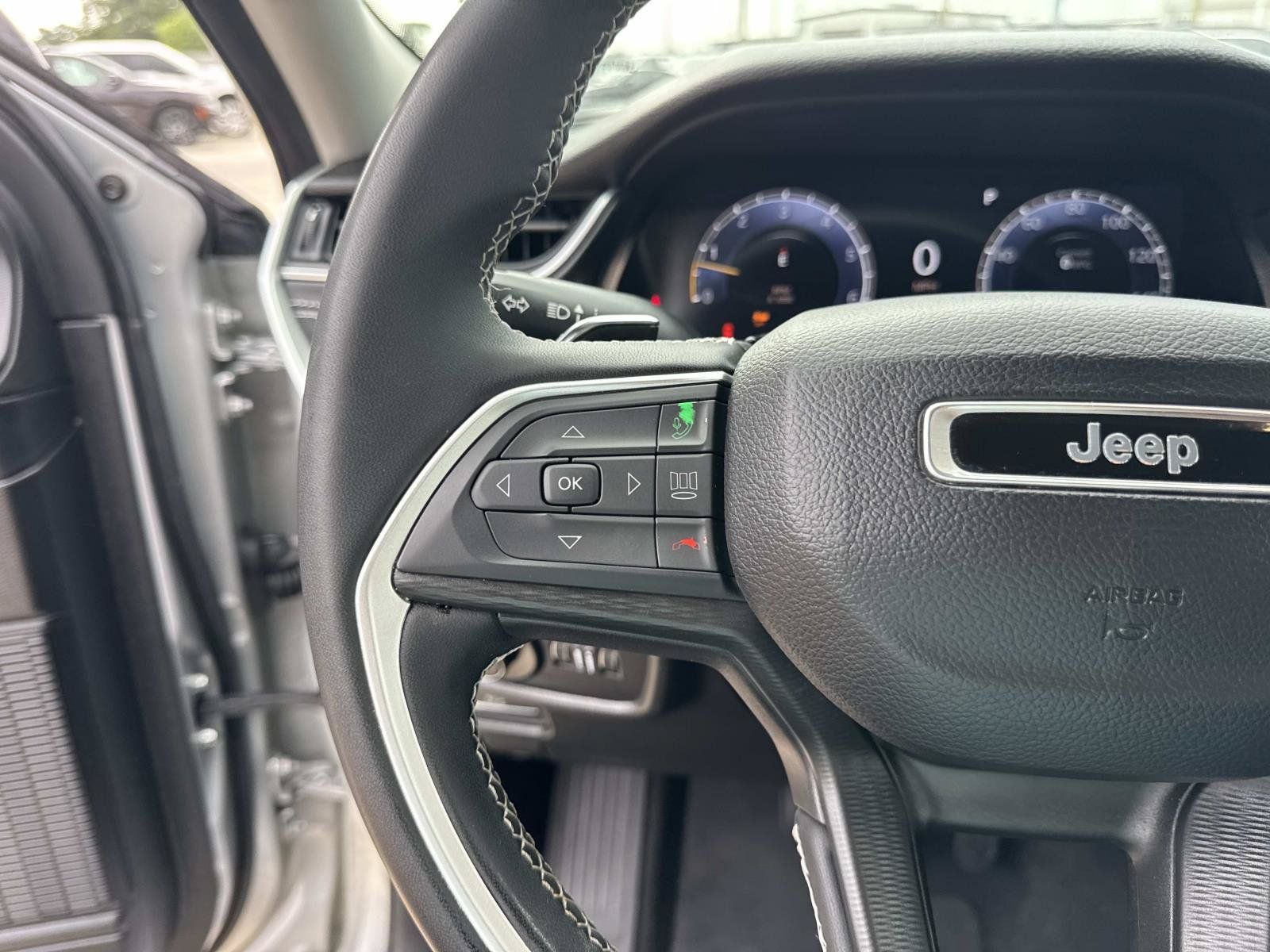 Used 2024 Jeep Grand Cherokee Laredo RWD image 22