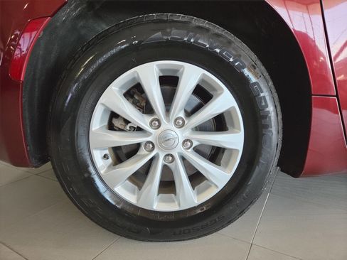 Used 2017 Chrysler Pacifica Touring-L FWD image 10